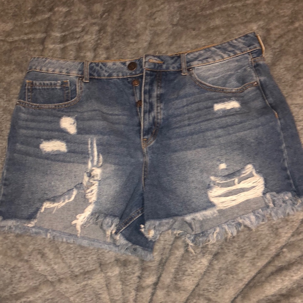 4 button short